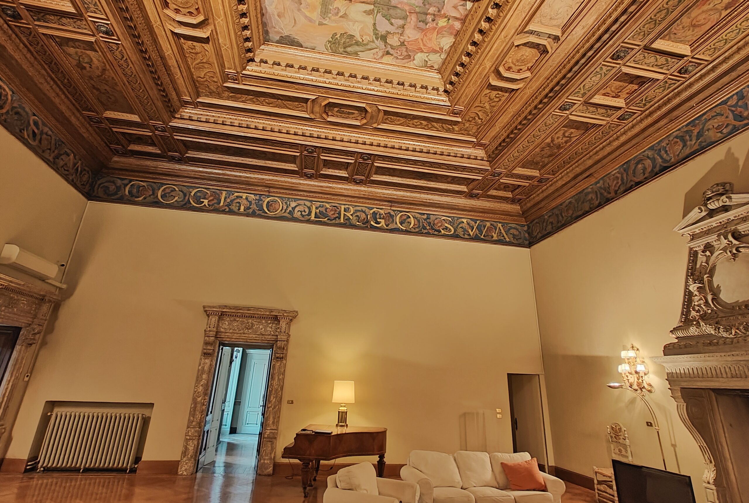 Illuminazione indiretta soffitto storico in legno intarsiato e dipinto